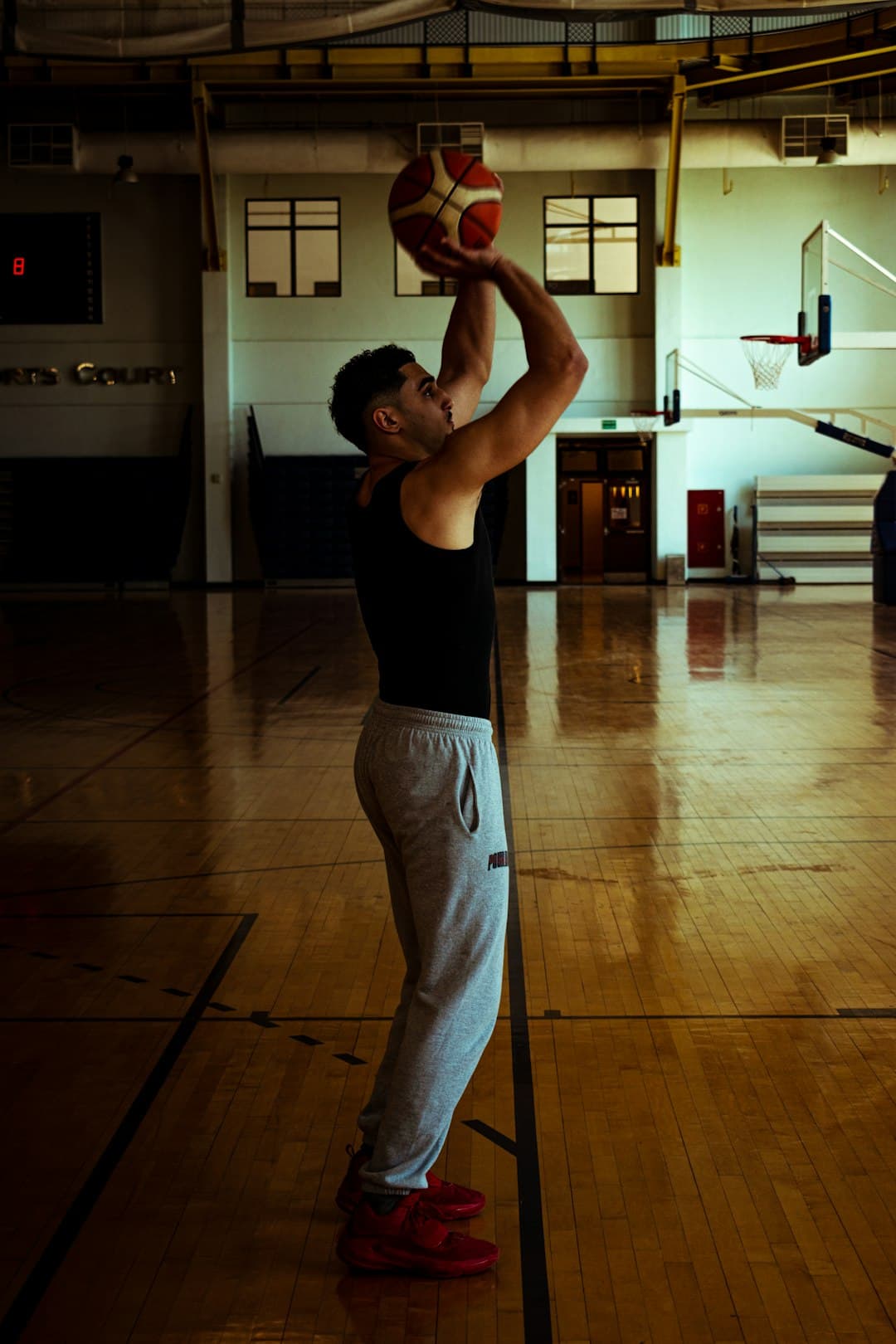 Player preparing a shot in the gym