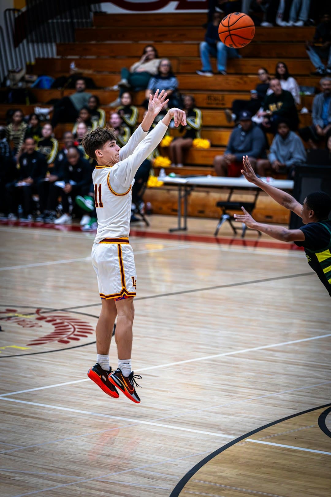 Player shooting while BucketsUp overlays shot analysis